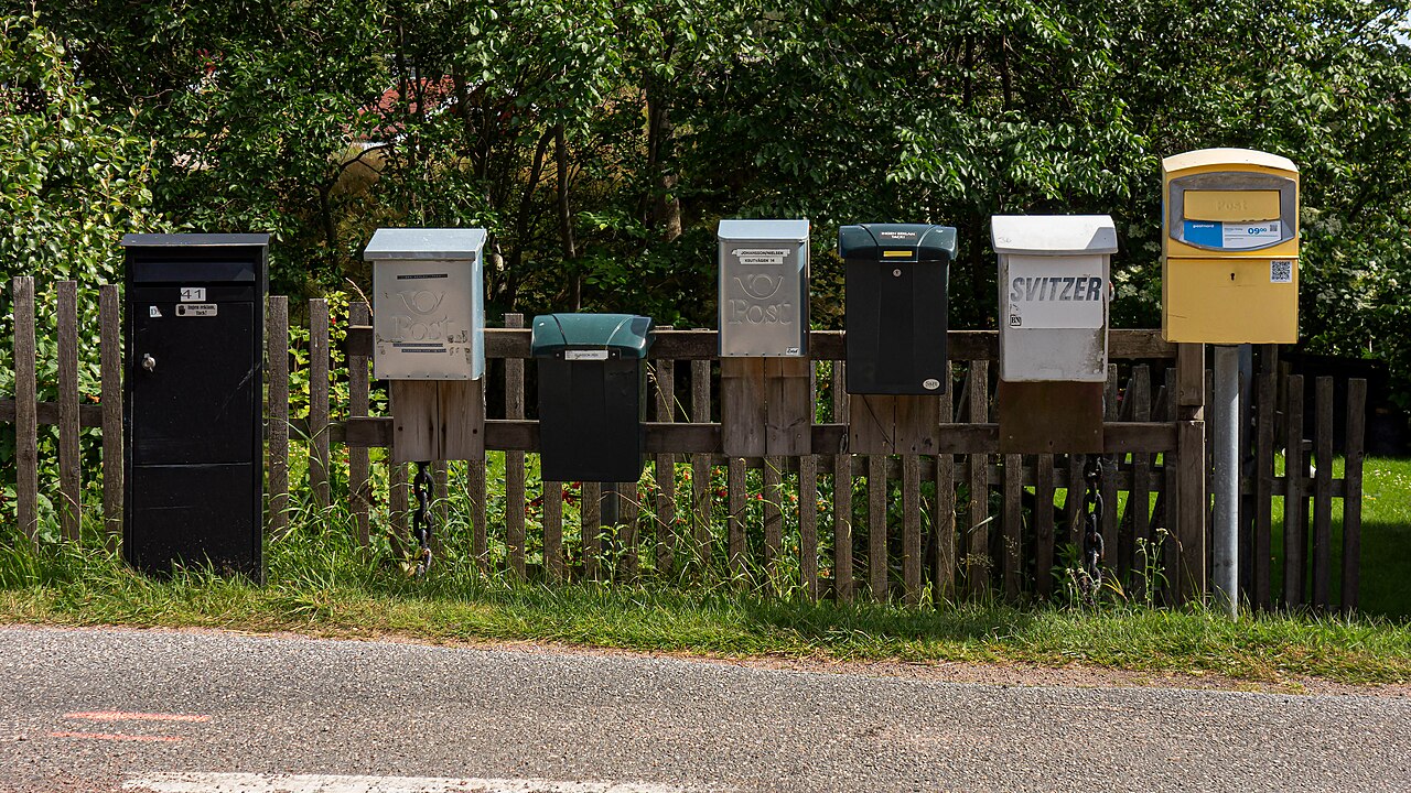 Des boîtes aux lettres alignées : la destination de tout courrier.
