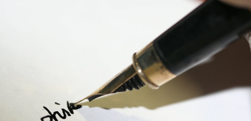 Une écriture manuscrite à la plume.
