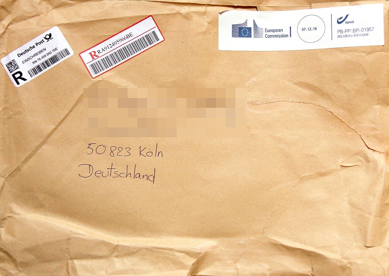 Une enveloppe d'envoi recommandé, avec ses mentions de suivi.