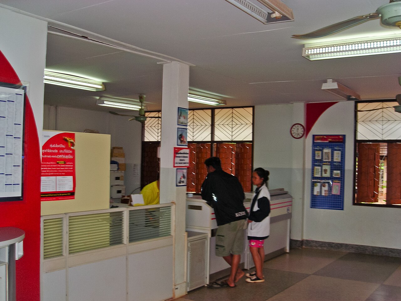 L'intérieur d'un bureau de poste, côté guichet.